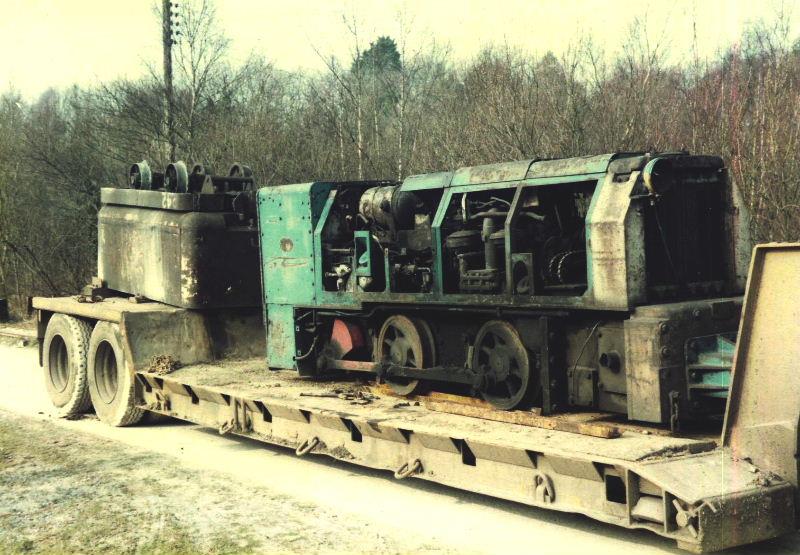 arrival-hudswellclarke1.jpg - The Brockham collection arrived as several loads - the heavier ones on low-loaders like the Hudswell Clarke mines loco, DM686,  which used to work at the Betteshanger Colliery in Kent.