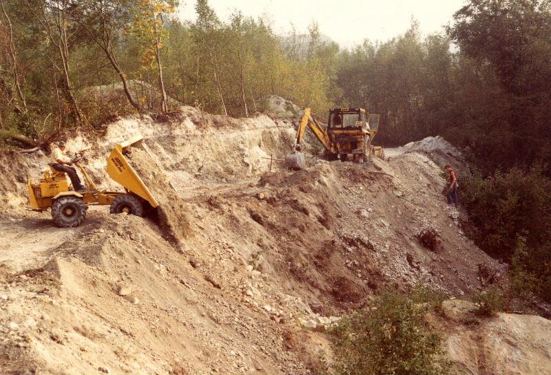 construction09.jpg - The scale of the operation can be readily appreciated in this view looking eastwards from the Amberley end.