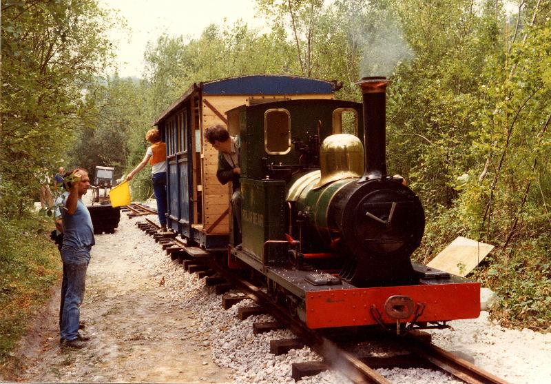 polar-bear-4.jpg - Initial passenger workings were only over the top part of the line. The train was reversed out of Brockham around onto the long straight under control of a yellow caution flag.