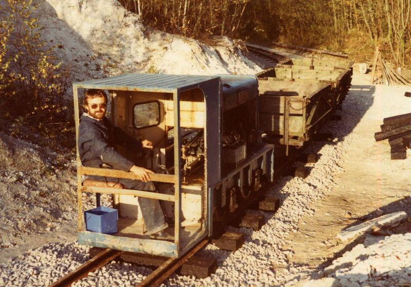 thakeham4-fauldwagons1.jpg - The Blue Thakeham loco runs down to Amberley with three of the Hudson wagons during the final stages of the construction.