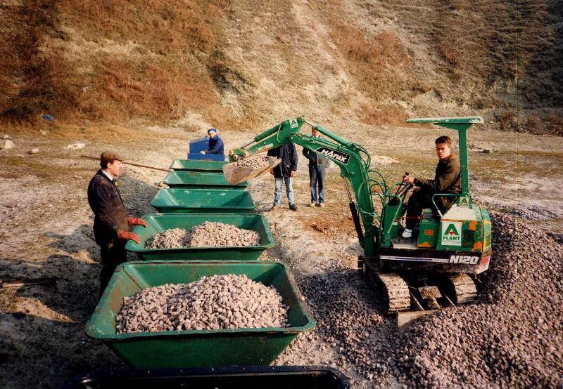 ballast-loading-3.jpg - The wagons aren't filled to the brim - we have to be able to tip them to empty them.