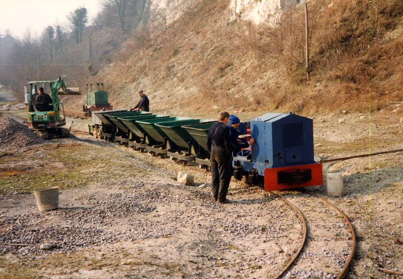 ballast-loading-4.jpg - This track up around the top of the Pit is on the alignment now used by the passenger extension to Cragside.