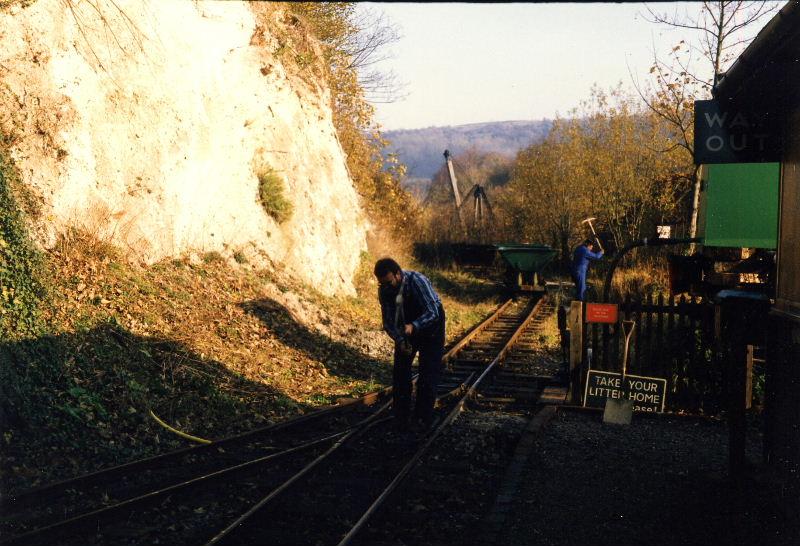 amberley-tidy03.jpg - Caution - volunteers at work ...........