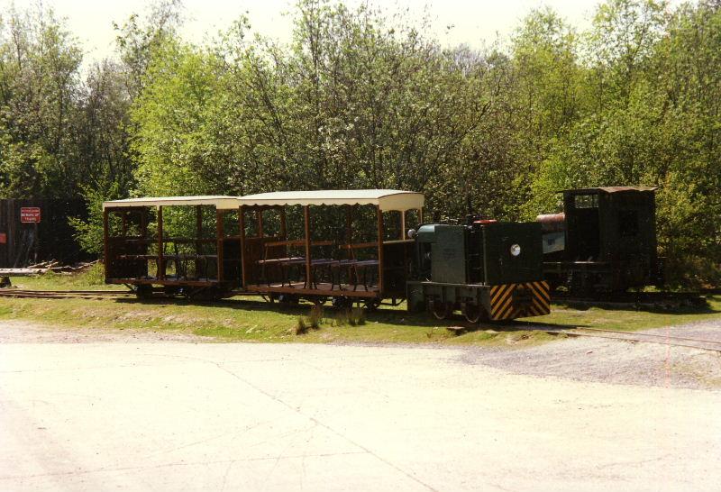 blue-star-ggr-coaches.jpg - And then there were two..... The completed pair on the triangle with a Hudson Hunslet loco.