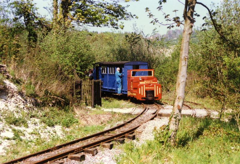 royal-visit05.jpg - The train pauses at the Stop board as it approaches Amberley.