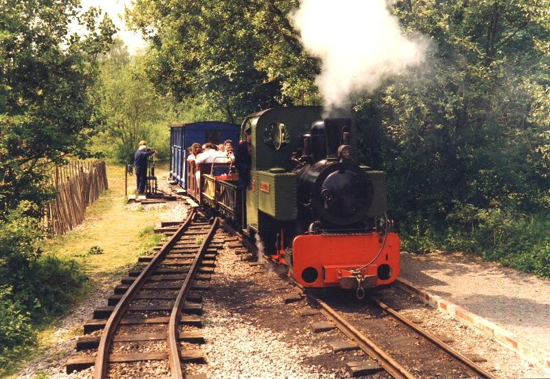 barbouilleur-brockham.jpg - The Decauville arrives back - photographed from Peldon's footplate. This was the short period when we ran two Hudson wagons in the train formation.