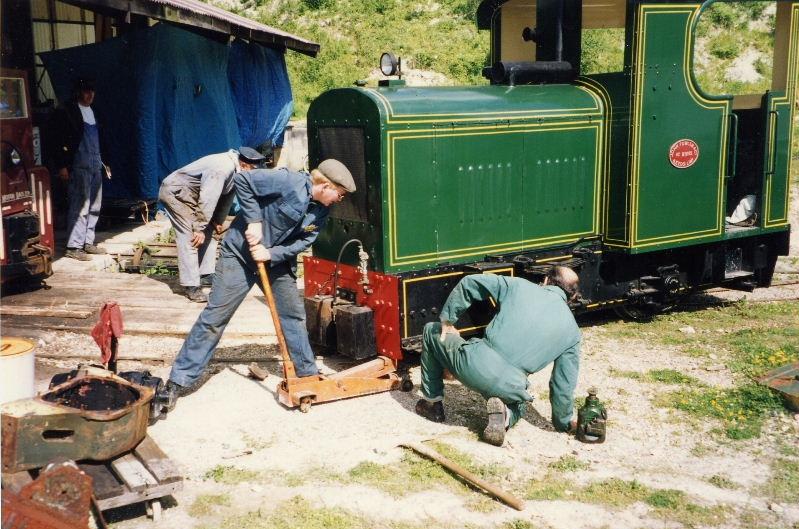 peldon-off-roading-3.jpg - Nigel and Graham struggle to get it back on the rails.