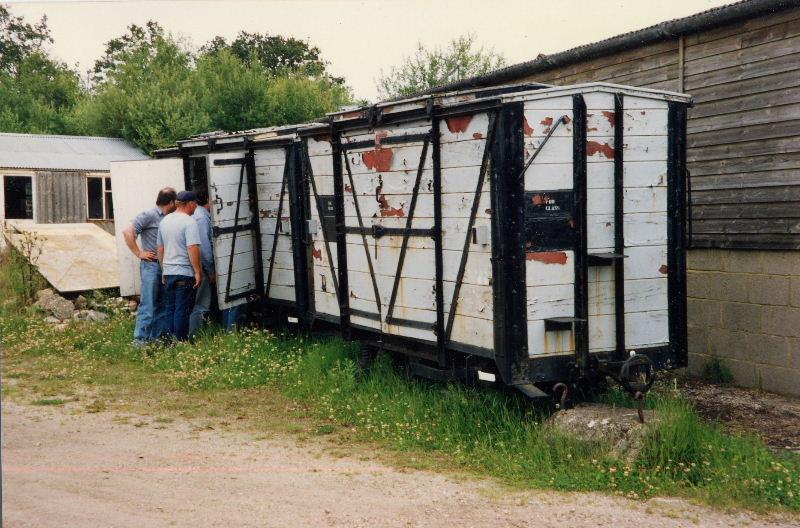 vans2.jpg - The two vans are examined. One contained a bees' nest, which we brought with us, so we had to be careful.